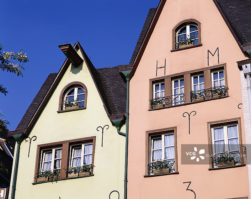 科隆房屋的黄色和粉色立面图片素材