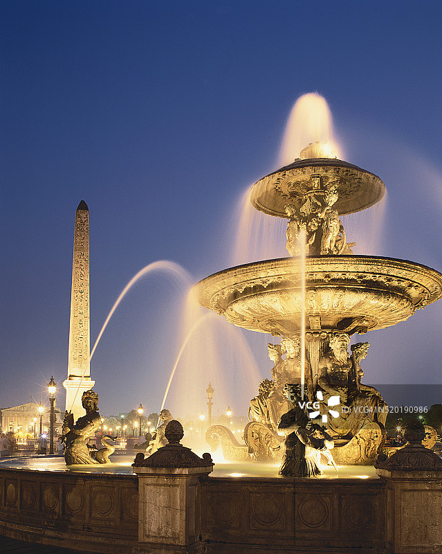 雅各布·希托夫海神喷泉与卢克索方尖碑图片素材