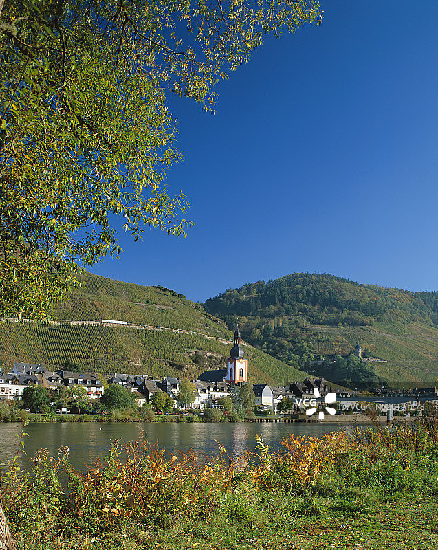 摩泽尔河畔的采尔村庄图片素材