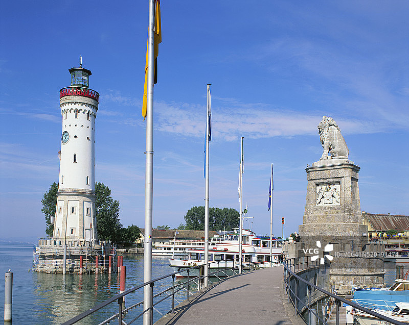 林道港口灯塔和狮子雕塑图片素材