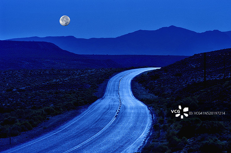 190号公路上的月亮图片素材