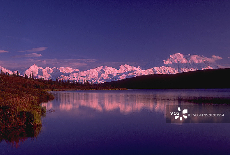 奇妙湖与阿拉斯加山脉图片素材