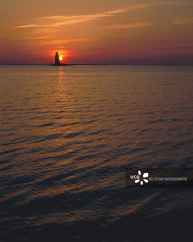 日落时分的灯塔图片素材