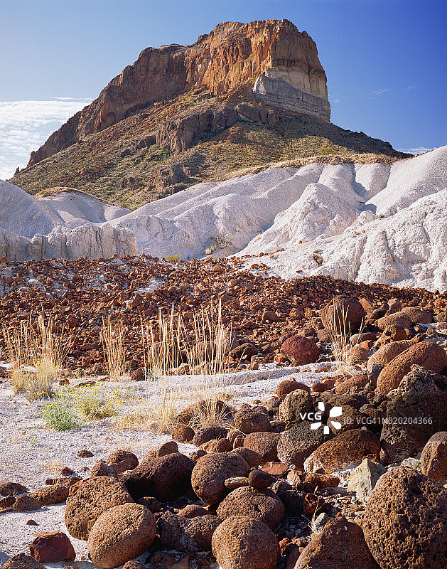 卡斯特兰山下的火山巨石图片素材