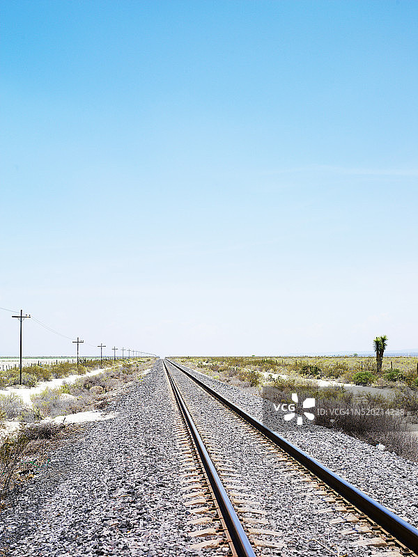 火车轨道和蔚蓝的天空图片素材
