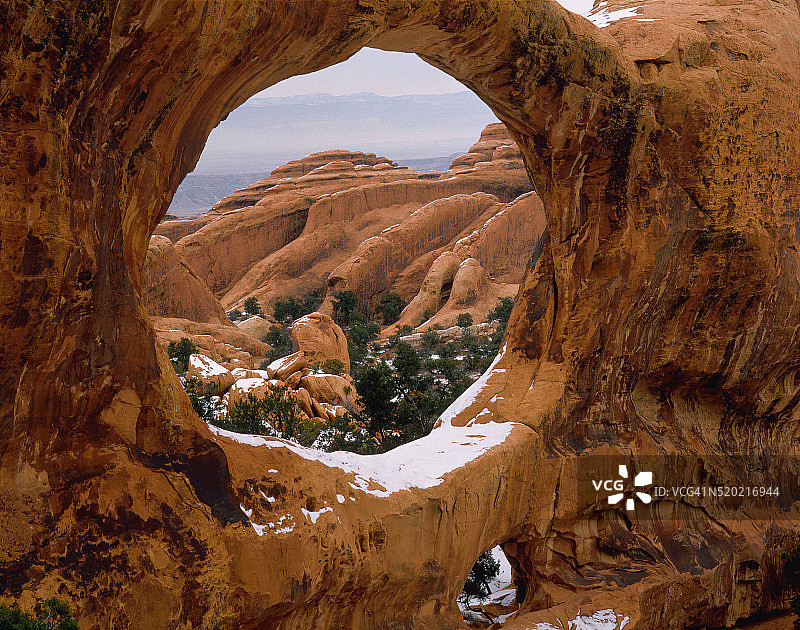 透过双O拱门看图片素材