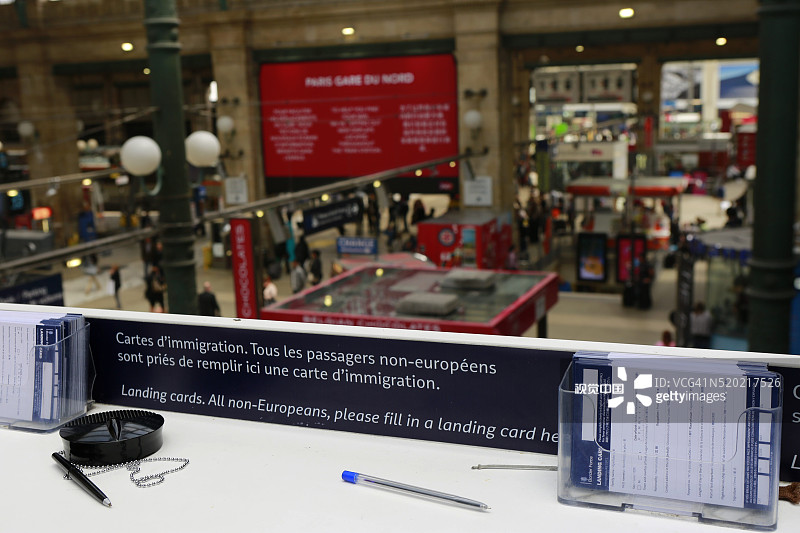 进入英国的移民卡，位于通往L的欧洲之星隧道列车入口处图片素材