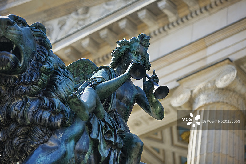 音乐厅外骑在狮子身上的风笛手雕像细节图片素材