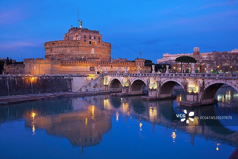 夜幕下的圣天使桥与圣天使堡图片素材