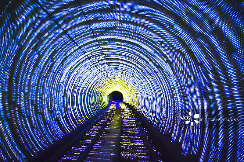 骑行于外滩观光隧道图片素材