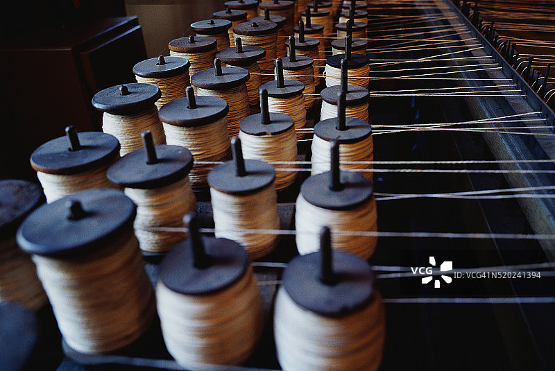 织布机上的线轴图片素材