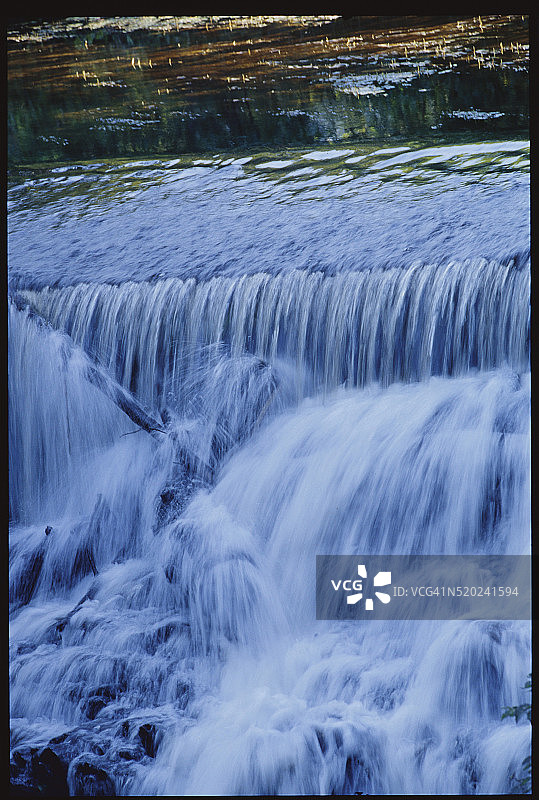 黑石河上的瀑布图片素材