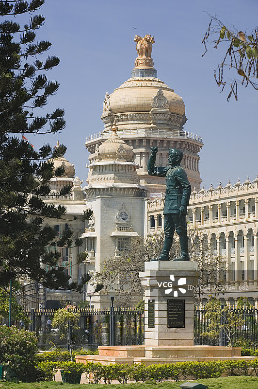 维达纳苏达邦议会大厦的 Subhas Bose 雕像图片素材