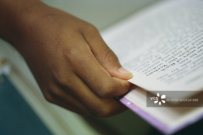 学生阅读书籍图片素材