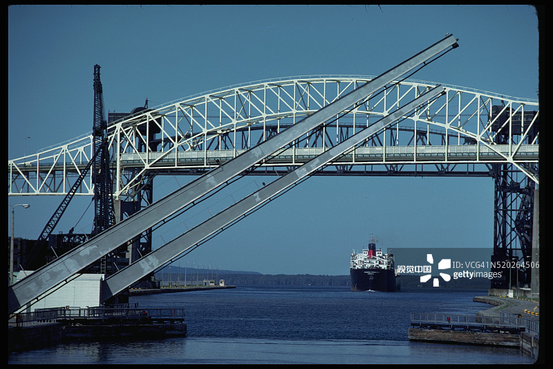 加拿大货轮驶离苏 locks图片素材
