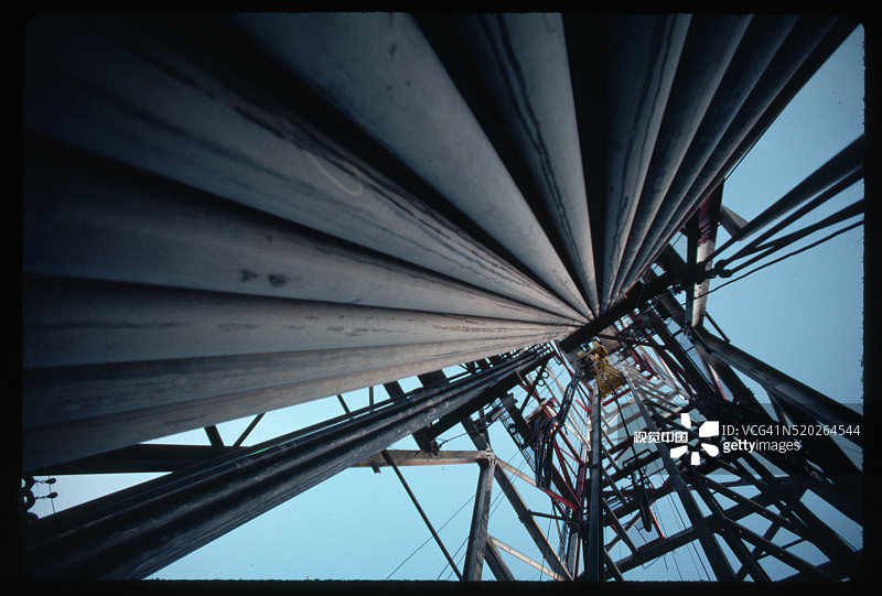 仰视油井钻探图片素材