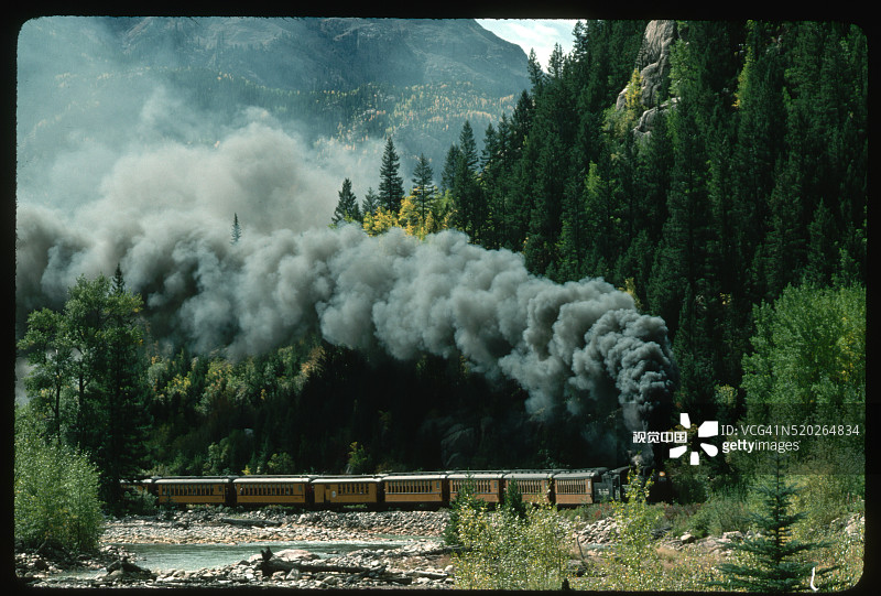 风景路线上的蒸汽火车图片素材