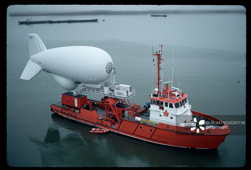 系泊在支援船上的飞艇图片素材