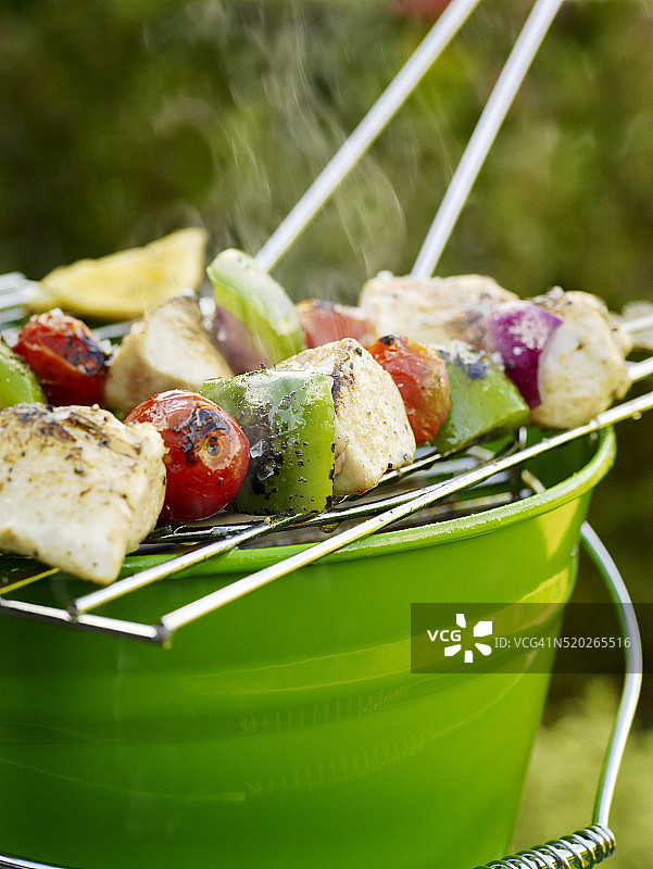 桶烤鸡肉蔬菜串图片素材