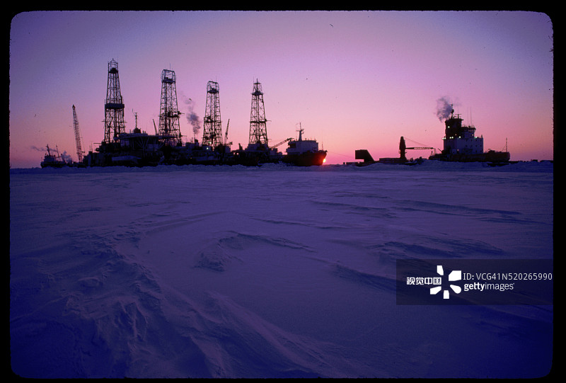 浮冰中的钻井船和破冰船图片素材