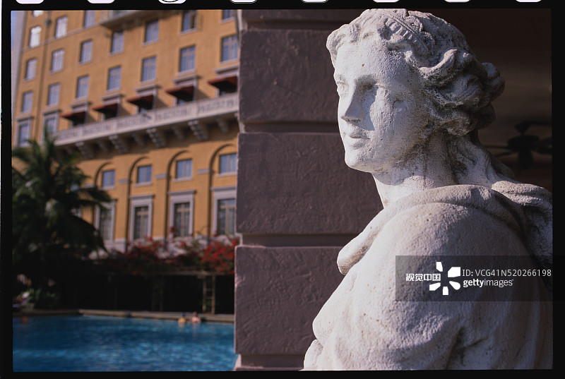 水池边的雕像图片素材