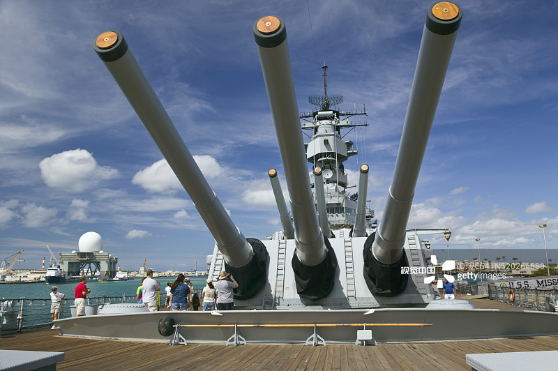 游客观看密苏里号战列舰上的炮塔图片素材