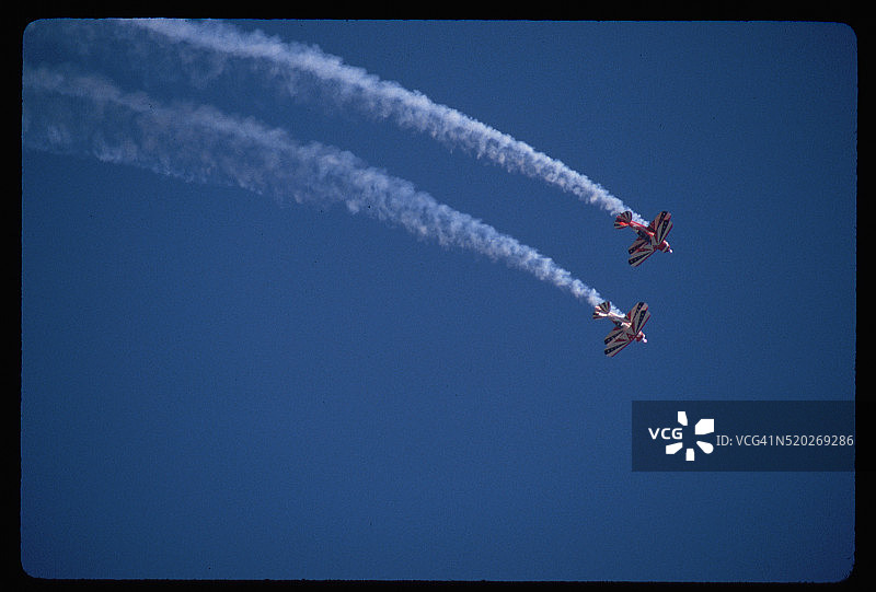 两架双翼飞机表演特技图片素材