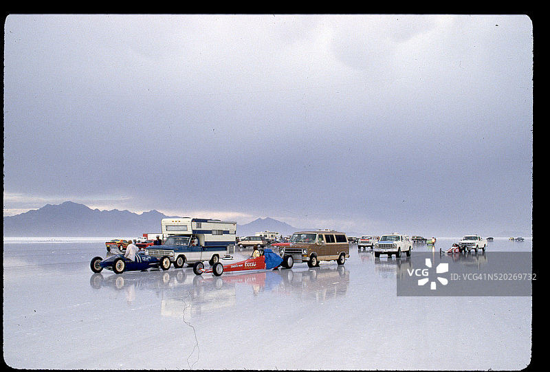 盐滩上的雷暴图片素材