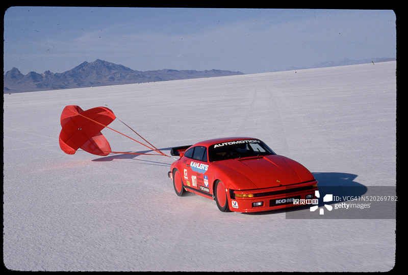 带有开放式降落伞的赛车图片素材