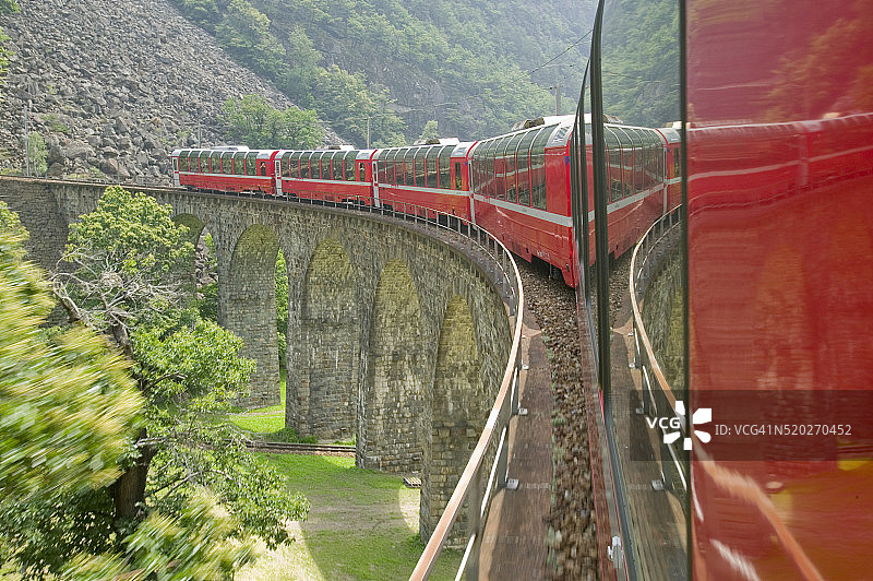 高架桥顶部的伯尔尼纳快车图片素材