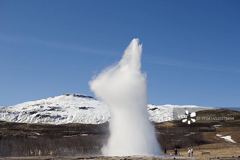 游客观看间歇泉喷发图片素材
