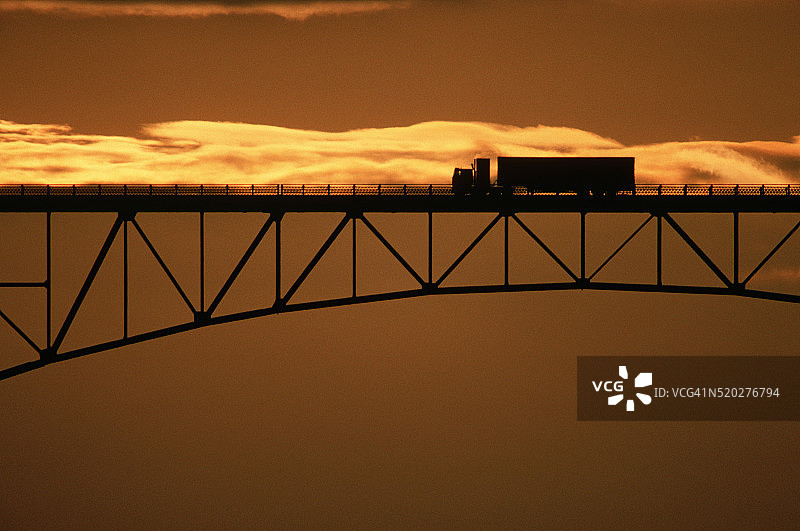 卡车驶过迪ception Pass大桥的轮廓图片素材