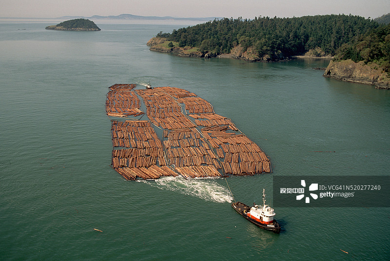 拖船拖运原木图片素材