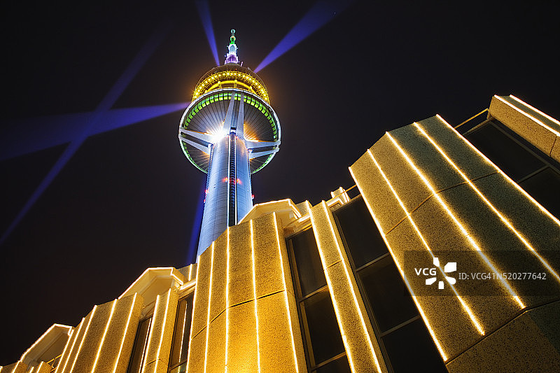 夜晚的解放塔图片素材