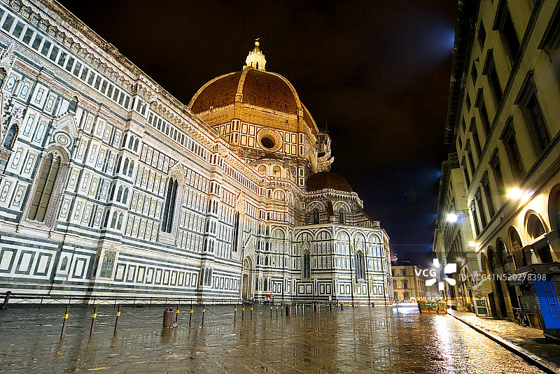 夜幕下的圣母百花大教堂图片素材