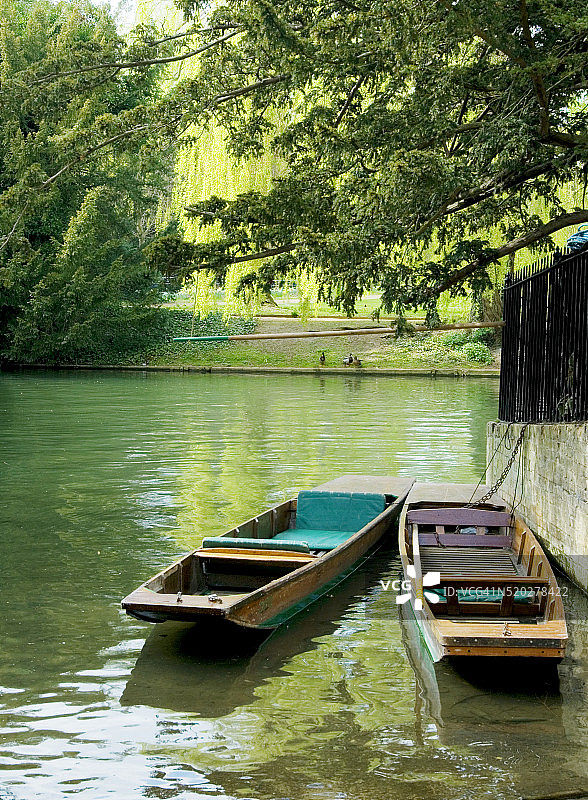 剑河上的平底船图片素材