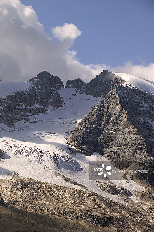 意大利多洛米蒂山脉马尔莫拉达山的消退冰川图片素材