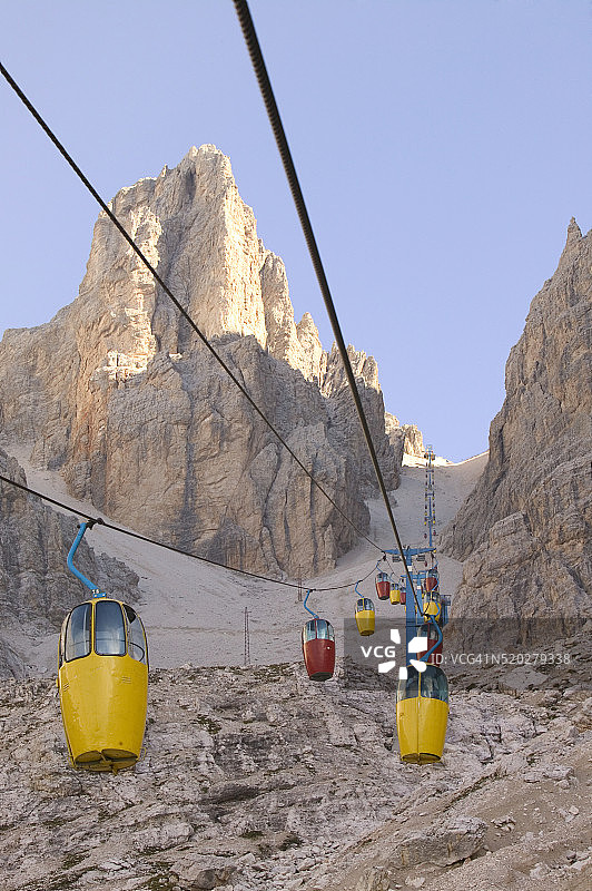 意大利多洛米蒂山脉的旧滑雪缆车系统图片素材