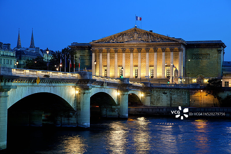 夜幕下的波旁宫，巴黎图片素材