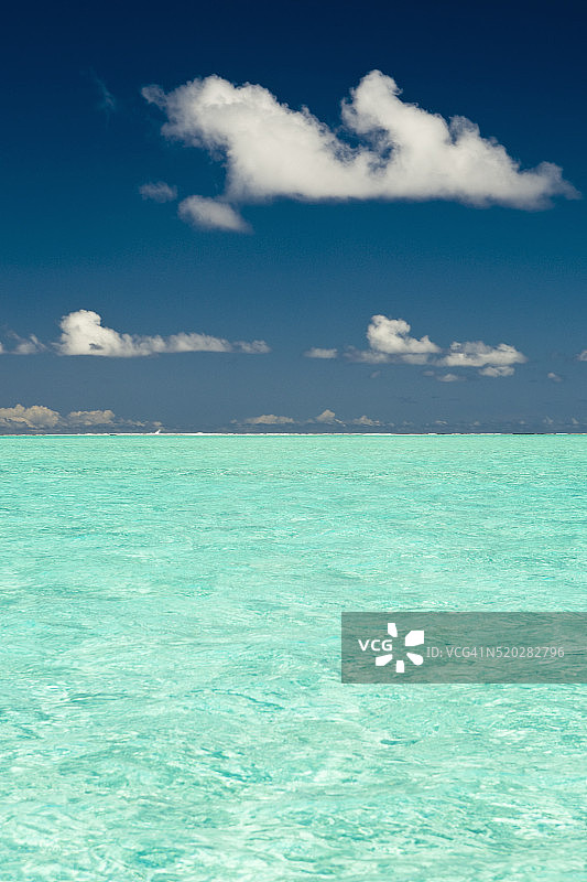 波拉波拉岛泻湖的清澈海水图片素材