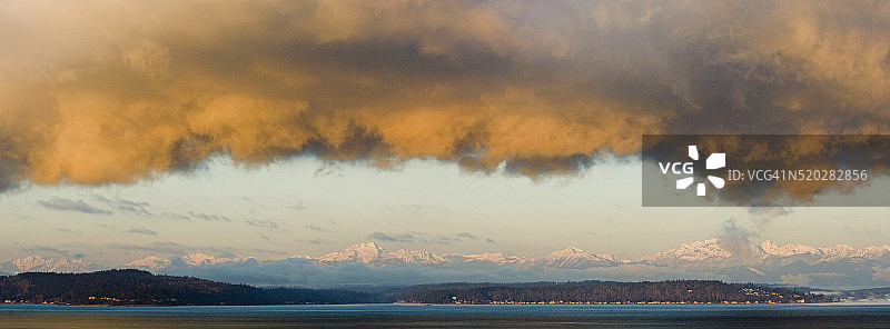 暴风云下的奥林匹克山脉和普吉特海湾图片素材