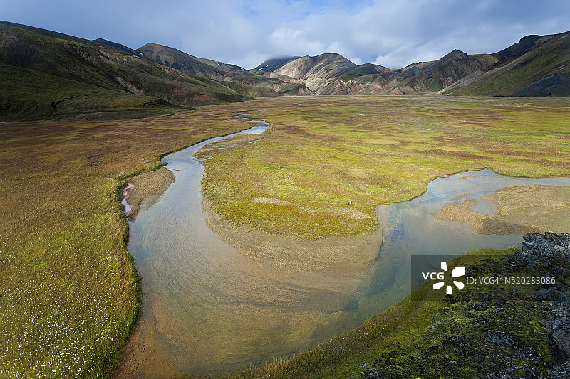 兰德曼纳劳加的河流与流纹岩山脉图片素材