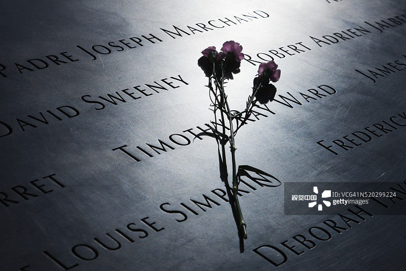 留在911国家纪念馆的花朵图片素材