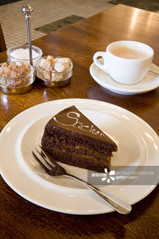 在布达佩斯卡拉斯咖啡馆供应的萨赫蛋糕图片素材
