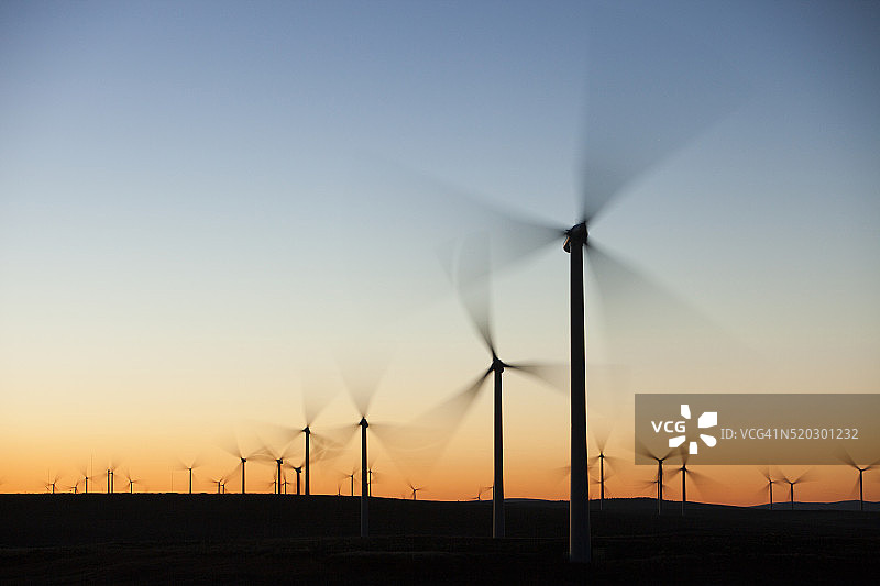 苏格兰格拉斯哥以南Eaglesham Moor的Whitlee风电场黎明，欧洲最大的陆上风电场图片素材
