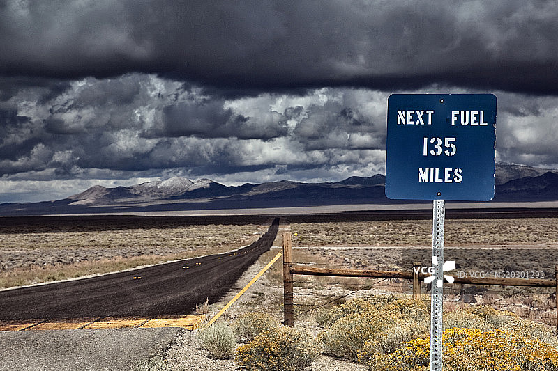 美国内华达州的高沙漠公路图片素材