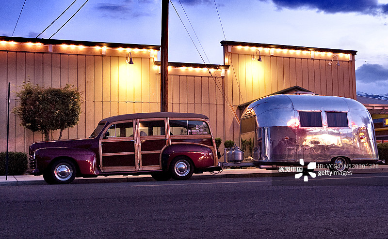 伍迪旅行车拖着清风房车图片素材