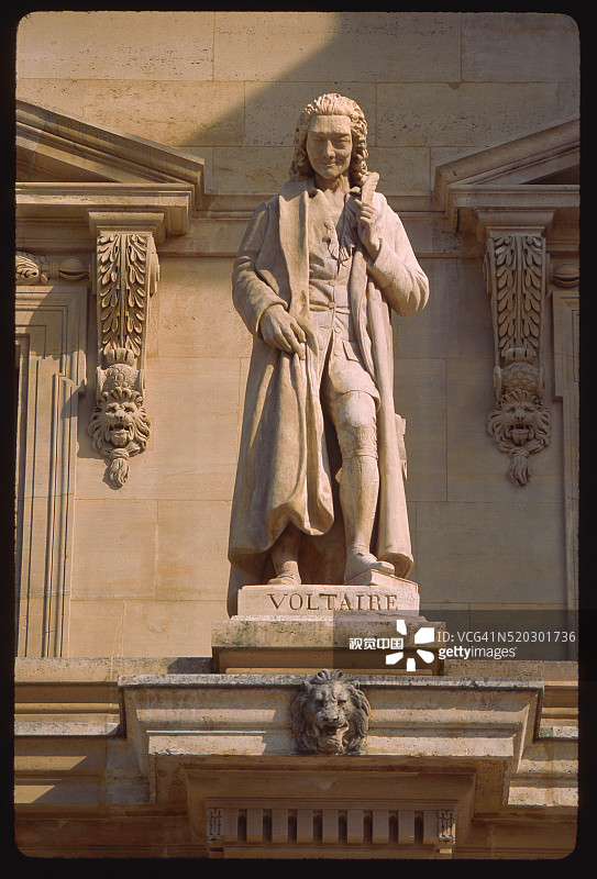 巴黎卢浮宫的伏尔泰雕像图片素材