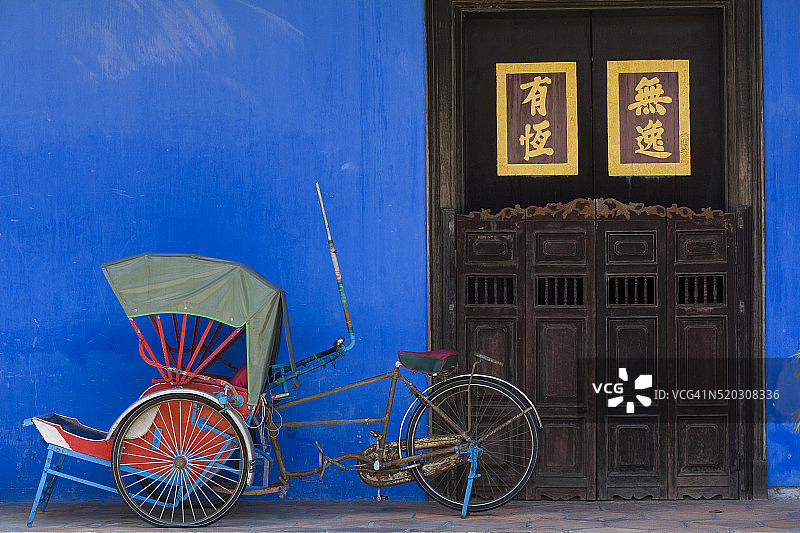 房屋入口处的自行车人力车图片素材