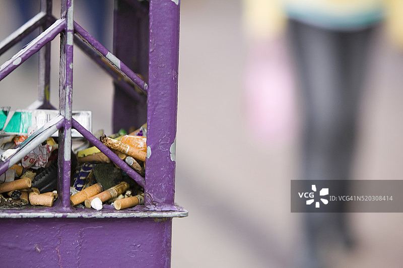 塞在柱子里的垃圾图片素材